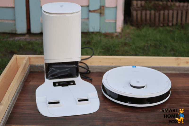 Der Deebot N8 Pro+ steht neben der Absaugstation